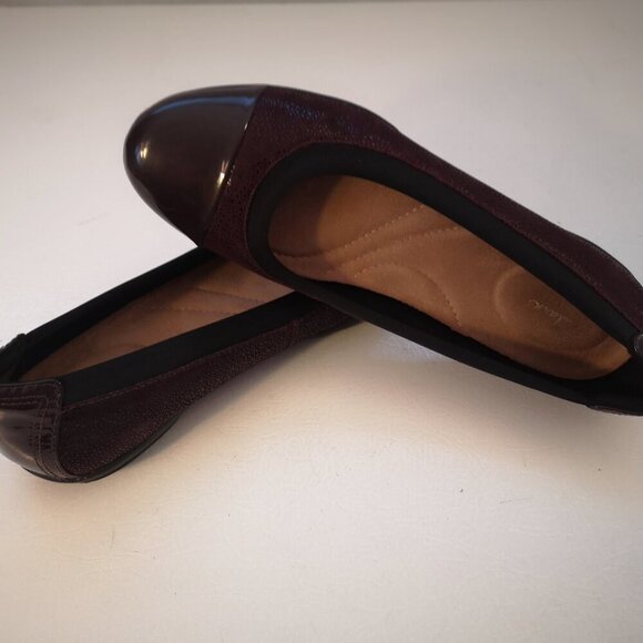 Clarks Artisan Ladies Burgundy Size 5.5 Memory Foam Footbed Flats - Picture 2 of 8